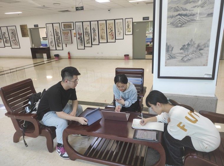 数学建模比赛小组讨论.jpg