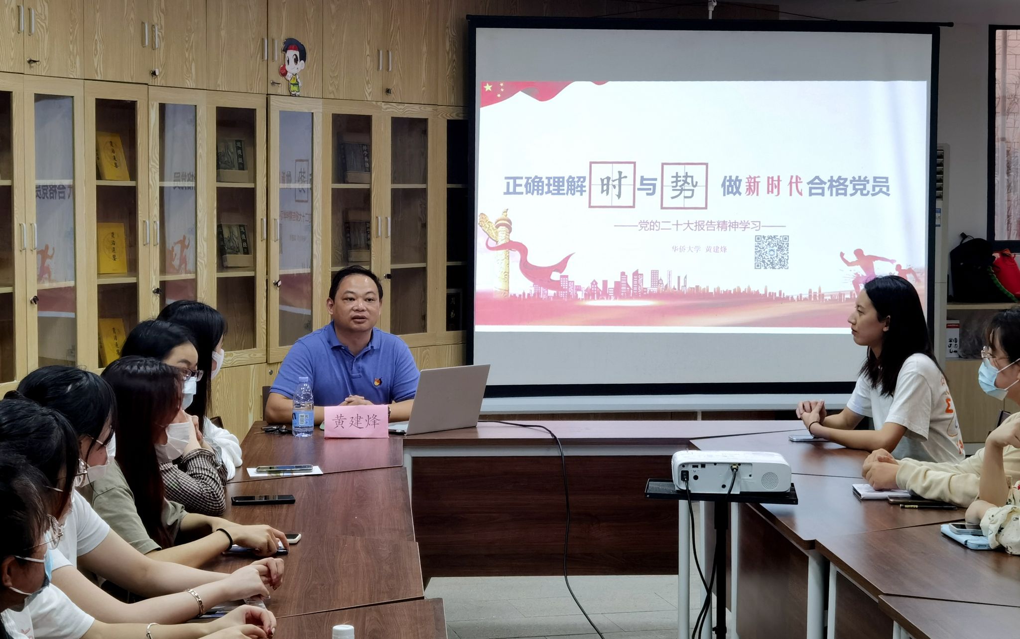 3.学生社区开讲主题党课.jpg