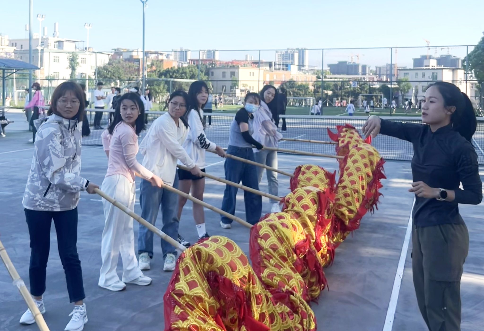 6.邻里体育舞龙项目体验.jpg