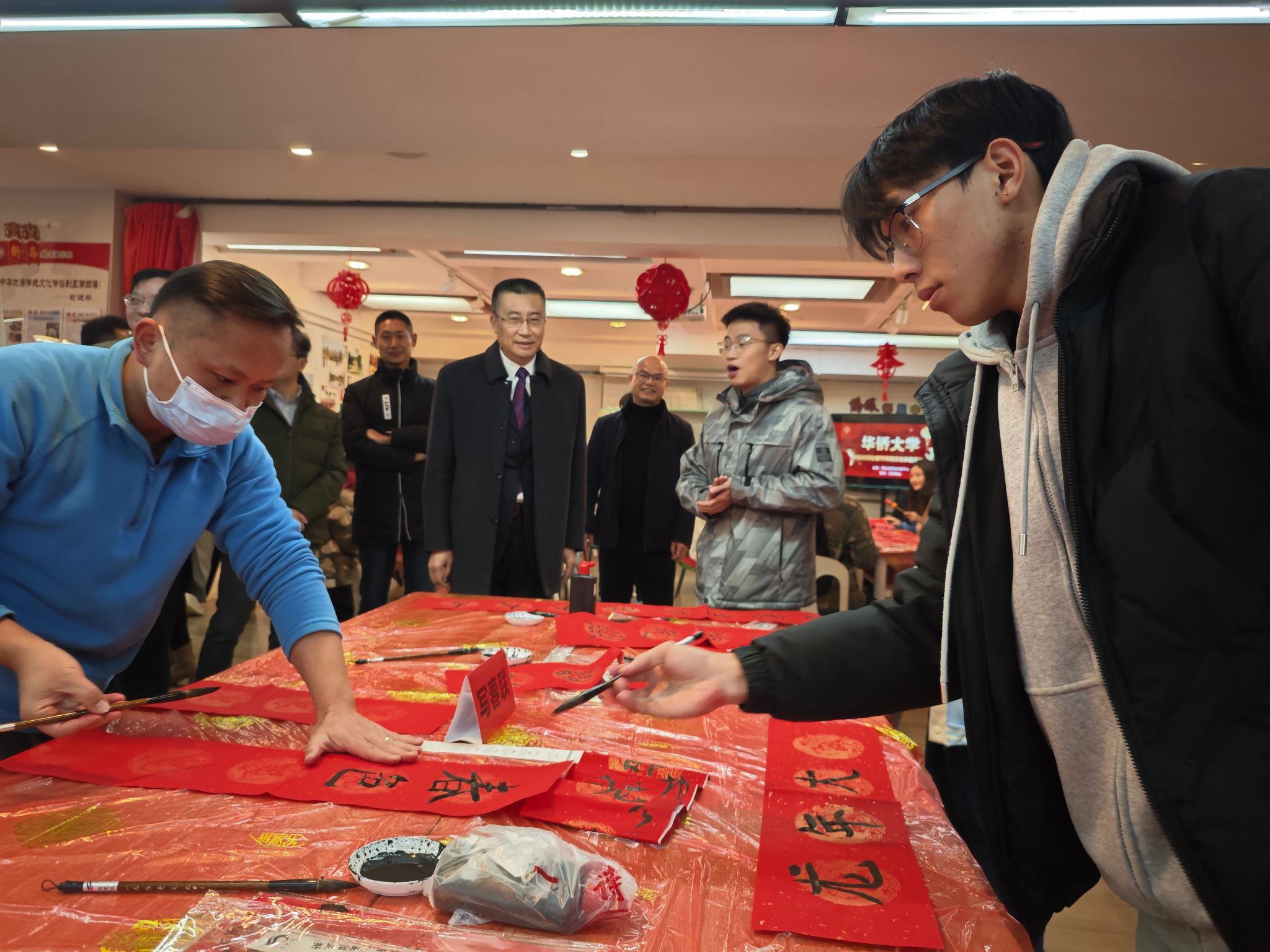 校长吴剑平与学生交流.jpg 校长吴剑平与学生交流.jpg