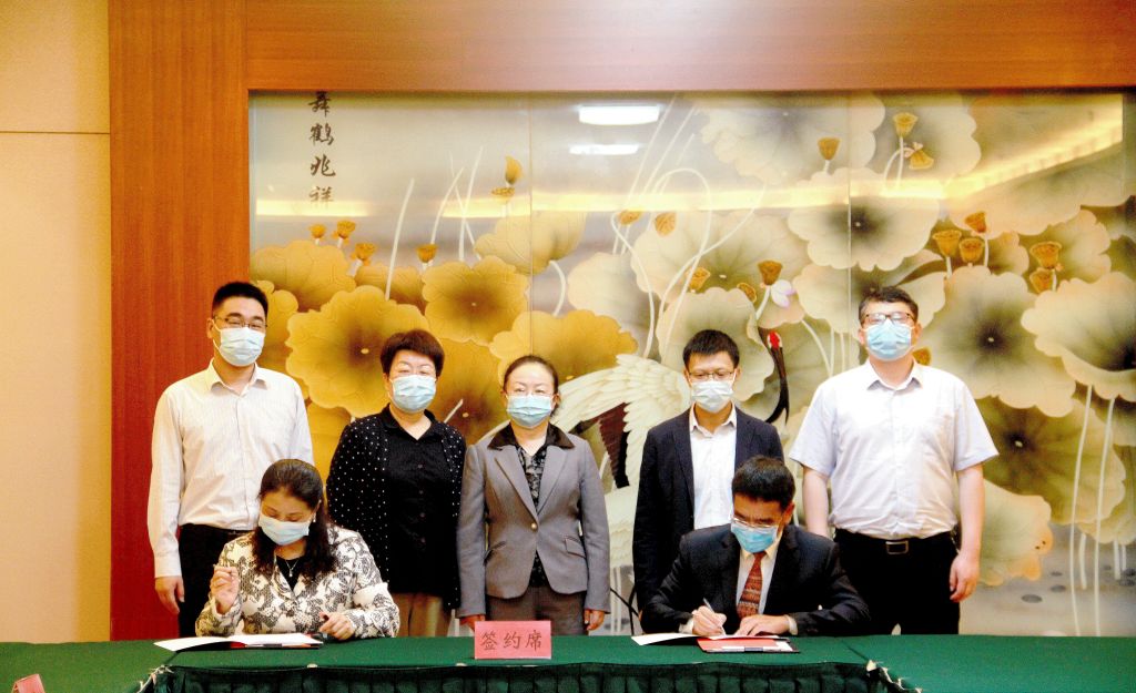 王丽霞、缪坤和代表两校签署帮扶合作框架协议.jpg